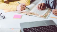 Una persona escrivint en un llibre